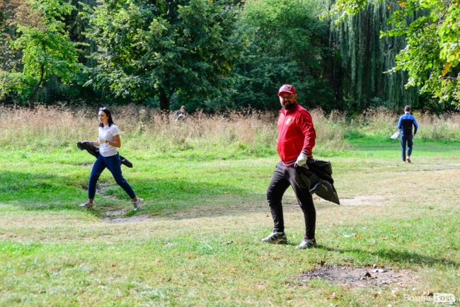 «Ми можемо прибрати, а ви хоча б не смітіть»: як у Луцьку розчищали парк на Потебні