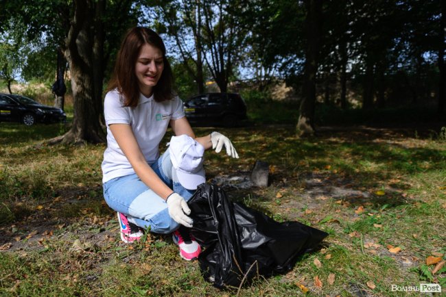«Ми можемо прибрати, а ви хоча б не смітіть»: як у Луцьку розчищали парк на Потебні