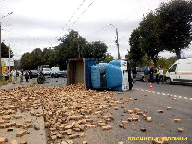 У Луцьку від удару іномарки перекинулася вантажівка. ФОТО
