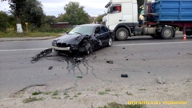 У Луцьку від удару іномарки перекинулася вантажівка. ФОТО