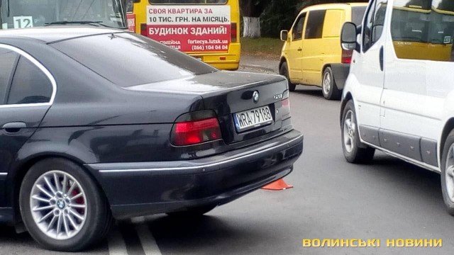 У Луцьку від удару іномарки перекинулася вантажівка. ФОТО