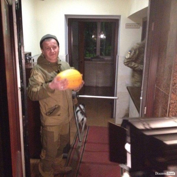 У Луцьку майданівці принесли владі гарбузи