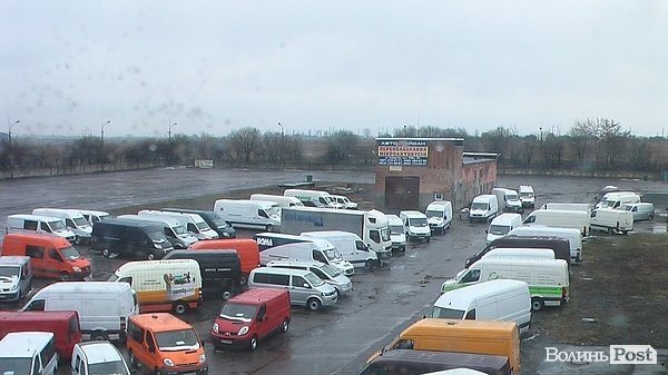 У Луцьку вирішуватимуть, як впорядкувати авторинок. ФОТО