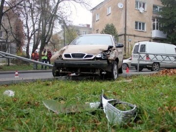 Водій легковика розповів, навіщо протаранив паркан біля школи в Луцьку
