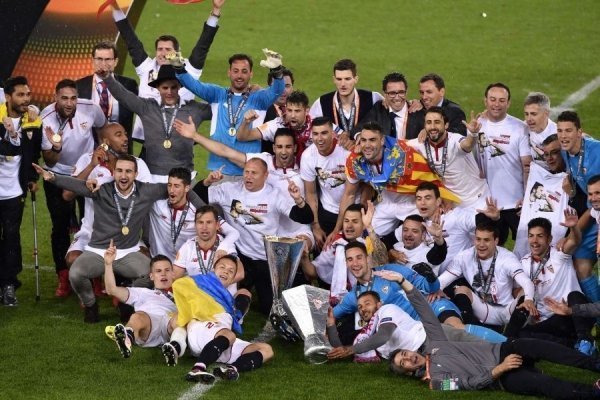 Переможці Ліги Європи святкували виграш з українським прапором. ФОТО