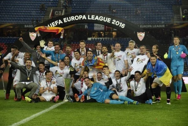 Переможці Ліги Європи святкували виграш з українським прапором. ФОТО