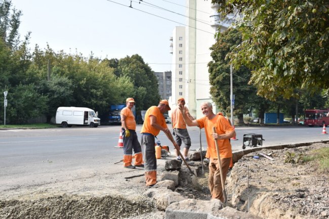 У Луцьку «киплять» ремонтні роботи доріг та дворів. ФОТО