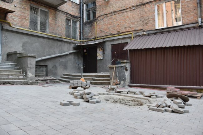 У Луцьку «киплять» ремонтні роботи доріг та дворів. ФОТО