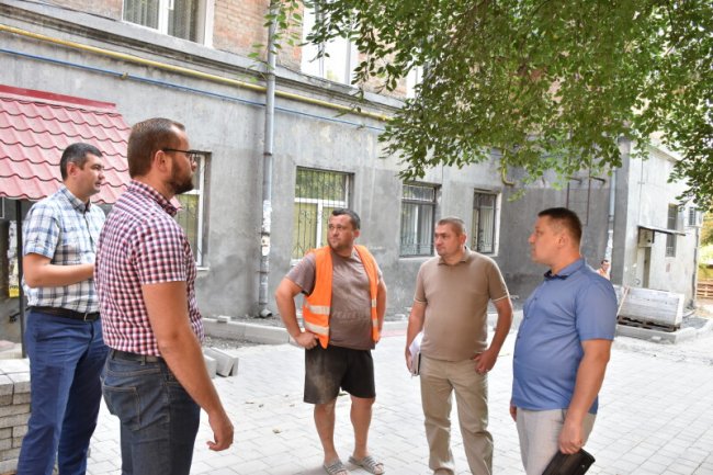 У Луцьку «киплять» ремонтні роботи доріг та дворів. ФОТО