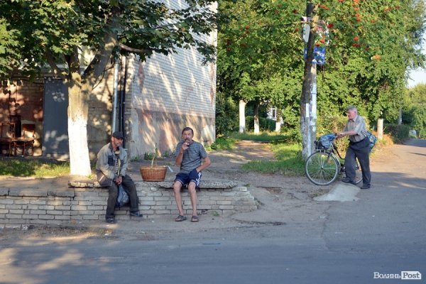 Хтось долає лінь і поспішає на роботу, а хтось прийшов похмелитися...