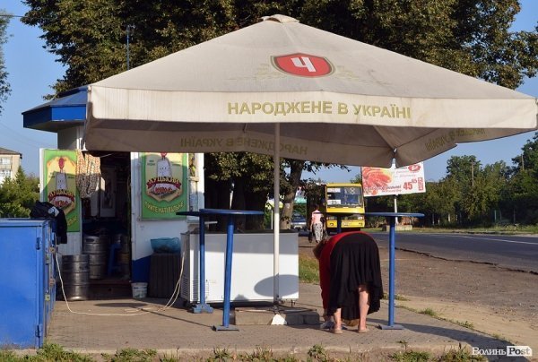 Тільки от сувора продавчиня у борг не наливає :)