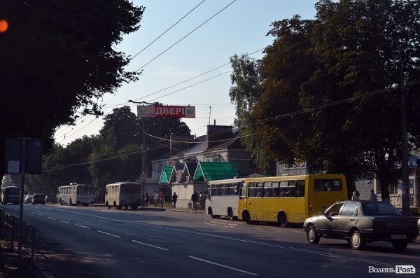 Вже о восьмій ранку вулиця Ковельська зовім не спить. Всі поспішають. Луцьк оживає.