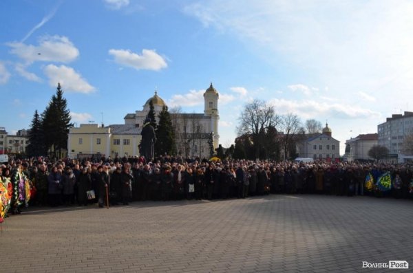 Лучани провели в останню путь бійця, що загинув під Іловайськом. ФОТО