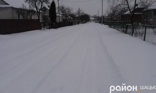 У Шацьку комунальники не встигають прибирати сніг