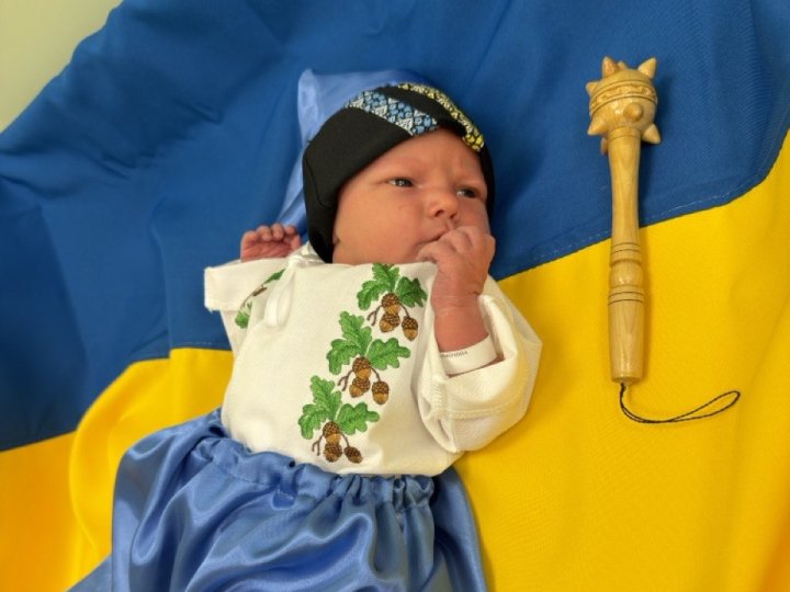 У Луцьку немовлят одягнули у перші в їхньому житті вишиванки. ФОТО