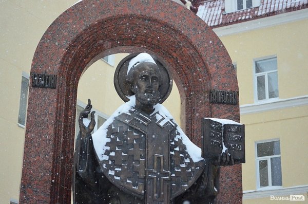 Луцьк замітає снігом. ФОТО