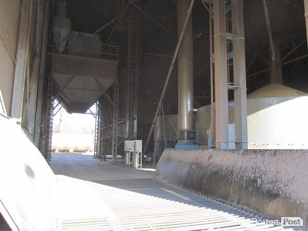 На Волині зерно сушать за допомогою сіна. ФОТО