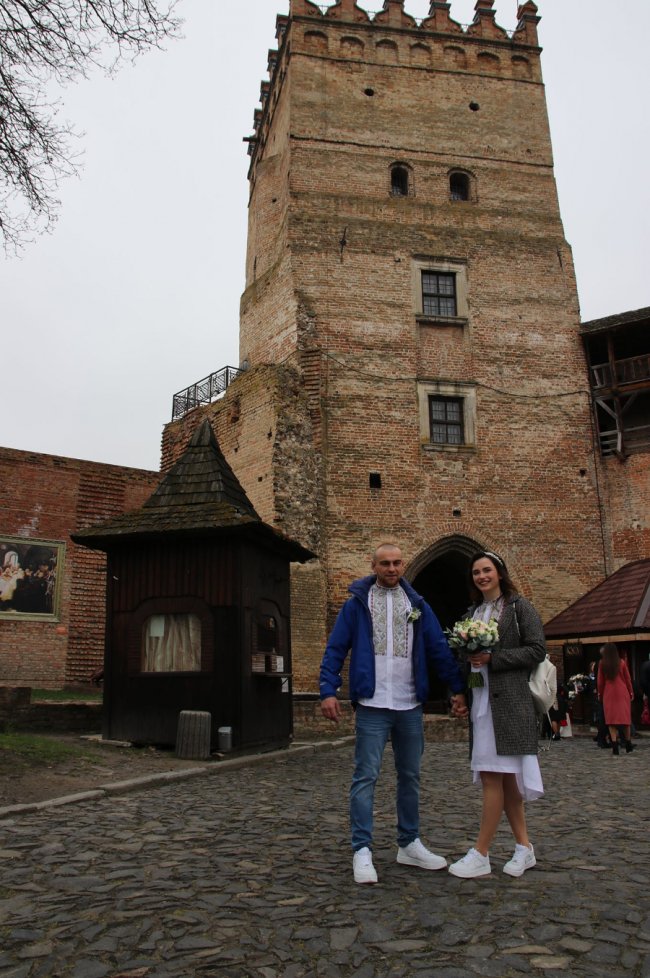 «Це було кохання з першого погляду»: військових одружили за добу у Луцькому замку