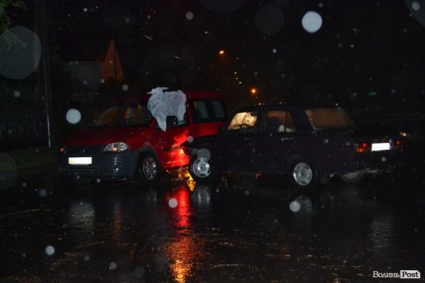 Автопригода у Луцьку: ВАЗ втаранив Volkswagen. ФОТО