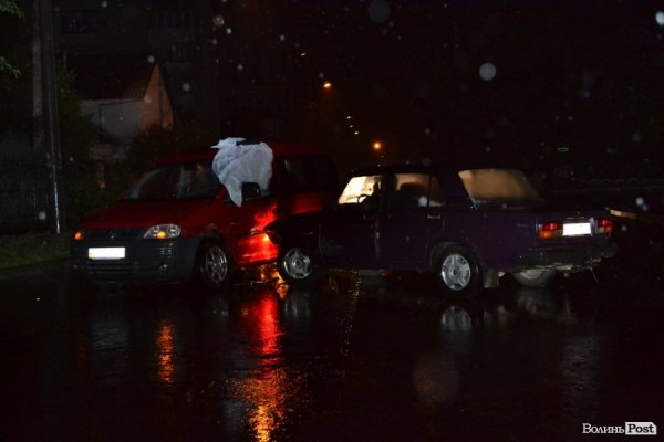 Автопригода у Луцьку: ВАЗ втаранив Volkswagen. ФОТО