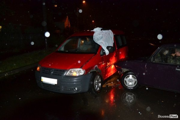 Автопригода у Луцьку: ВАЗ втаранив Volkswagen. ФОТО