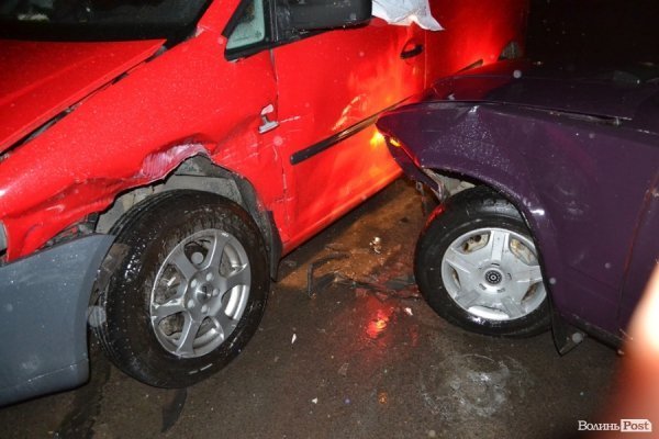 Автопригода у Луцьку: ВАЗ втаранив Volkswagen. ФОТО