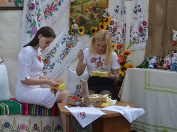 Центр міста в рушниках: у Луцьку стартував «вишиваний» фестиваль. ФОТО