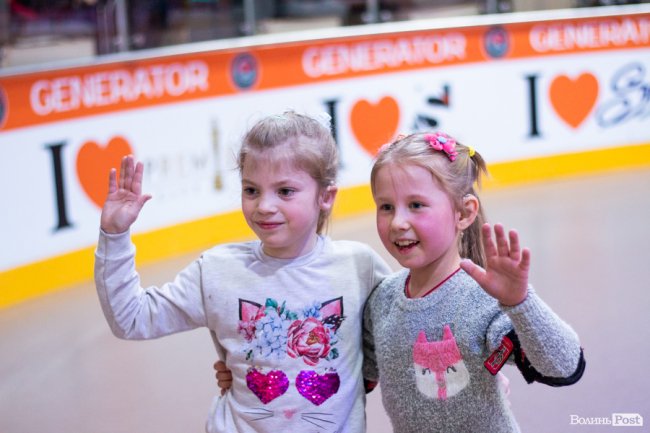 У Луцьку особливі діти з посадовцями вчилися кататися на роликах. ФОТО