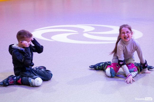 У Луцьку особливі діти з посадовцями вчилися кататися на роликах. ФОТО