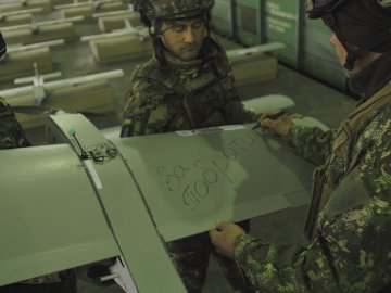 «На їхніх крилах – ваші слова люті», – «Українська команда» передала на передову дрони-літаки
