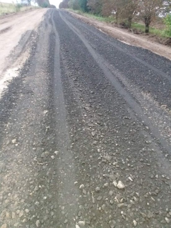 Обминав навіть шкільний автобус: на Волині почали ремонтувати вщент розбиту дорогу