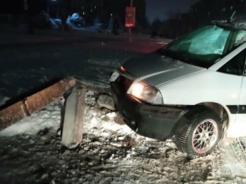 На Волині  через слизьку дорогу автомобіль зніс електроопору. ФОТО