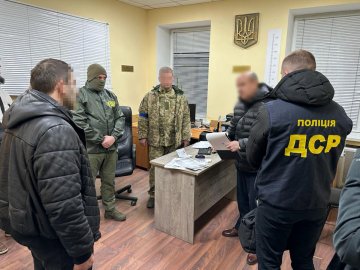 На Волині прикордоннику пропонували тисячу доларів хабаря за безперешкодний виїзд. ФОТО