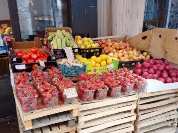 Полуниця, черешня, суниця: скільки коштують ягоди на луцьких ринках