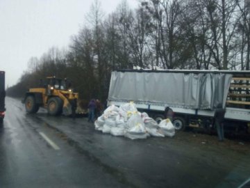 На трасі Луцьк-Ковель фура злетіла у кювет