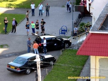 У Луцьку Volkswagen влетів у сходи туристичного магазину. ФОТО