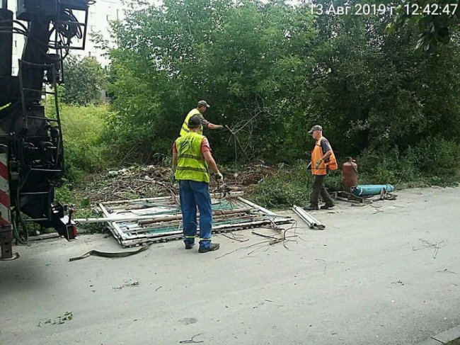 У Луцьку продовжують «зачищати» двори від старих парканів та огорож. ФОТО