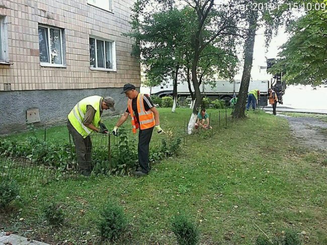 У Луцьку продовжують «зачищати» двори від старих парканів та огорож. ФОТО