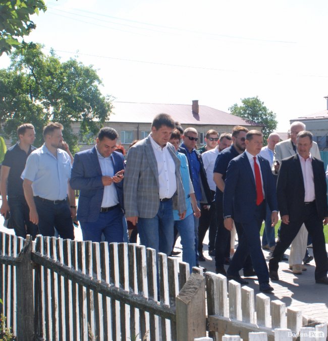 Ляшко на Волині нагороджував медиків, обробляв дерево та зустрівся з митрополитом Михаїлом