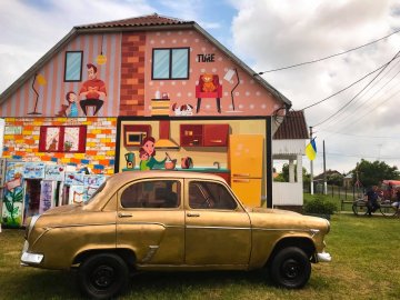 Книги в холодильниках і ретро авто: неподалік Луцька запрацювала креативна бібліотека