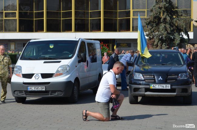 «Був сміливим, добрим і завжди допомагав»: у Луцьку попрощалися з Героєм Юрієм Лавренчуком. ФОТОРЕПОРТАЖ