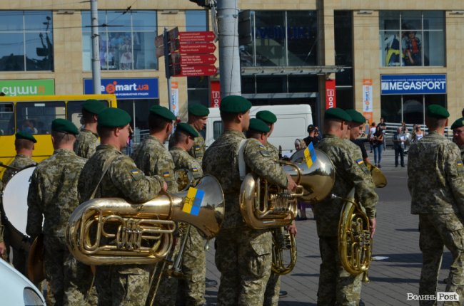 «Був сміливим, добрим і завжди допомагав»: у Луцьку попрощалися з Героєм Юрієм Лавренчуком. ФОТОРЕПОРТАЖ