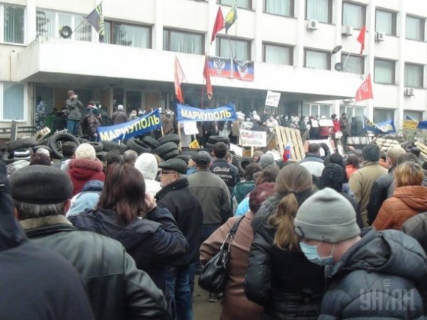 У Маріуполі сепаратисти захопили міськраду. ФОТО