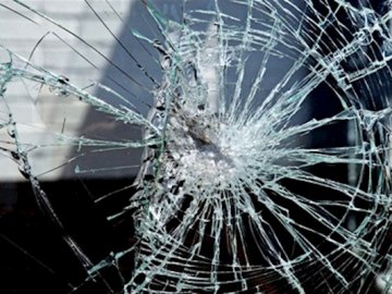 Волиняна оштрафували через те, що побив скло автівці