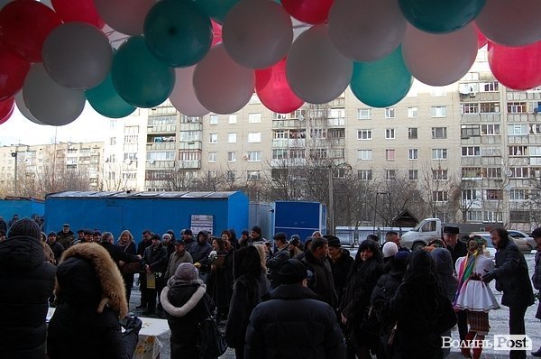 У Луцьку підлеглий Азарова роздав ключі від квартир. ФОТО