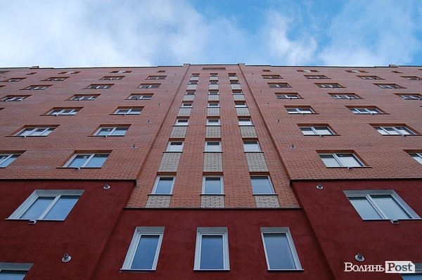 У Луцьку підлеглий Азарова роздав ключі від квартир. ФОТО