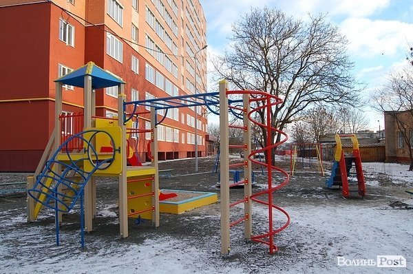 У Луцьку підлеглий Азарова роздав ключі від квартир. ФОТО