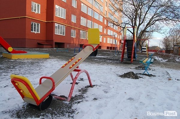 У Луцьку підлеглий Азарова роздав ключі від квартир. ФОТО