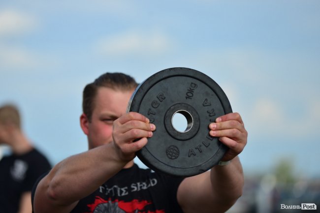 Як у Луцьку на «Бандерштаті» змагалися силачі. ФОТО  