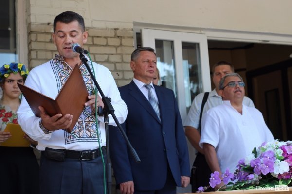 Перший дзвінок у луцькій школі пролунав із нотками суму. ФОТО